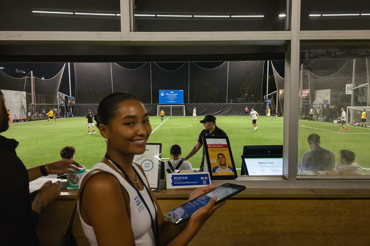 Recepción de una cancha de fútbol 5 con reserva en tablet