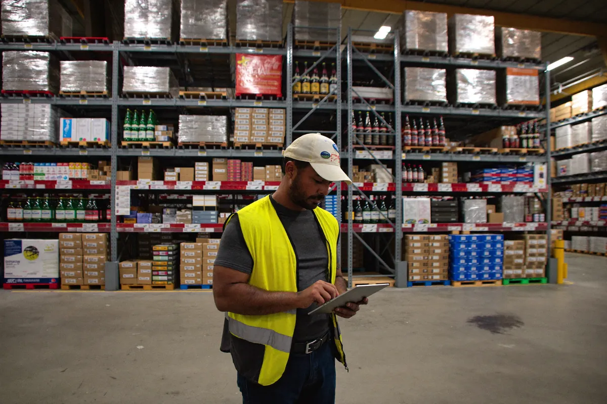 Operario de una distribuidora controla el stock con una tablet